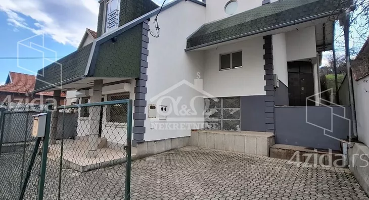 Poslovna zgrada | 4zida