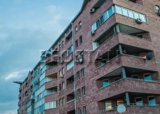 Šestoiposoban stan | 4zida