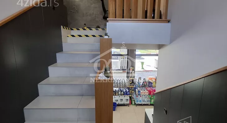 Poslovna zgrada | 4zida