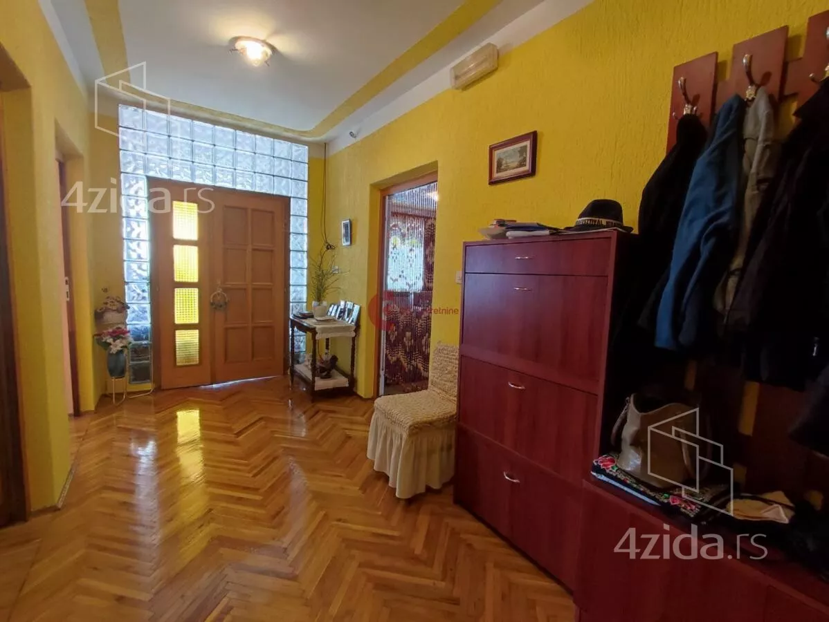 Poslovna zgrada | 4zida