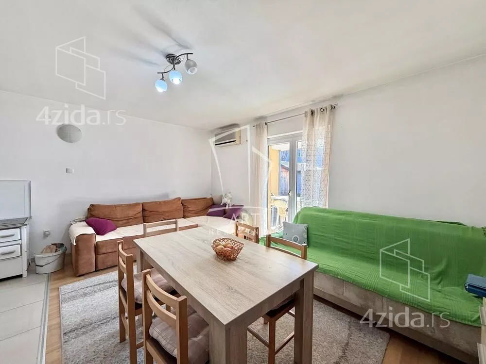 Šestoiposoban stan | 4zida