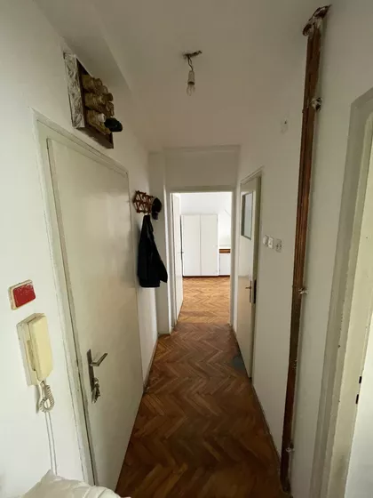 Crvene Zastave 1 | 4zida.rs