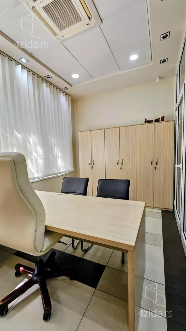 Poslovna zgrada | 4zida