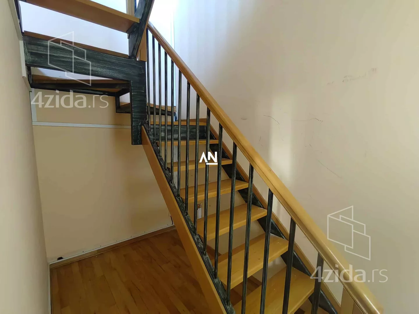 Šestoiposoban stan | 4zida