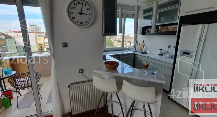 Šestosoban stan | 4zida