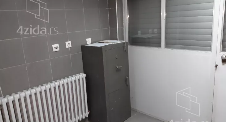 Poslovna zgrada | 4zida