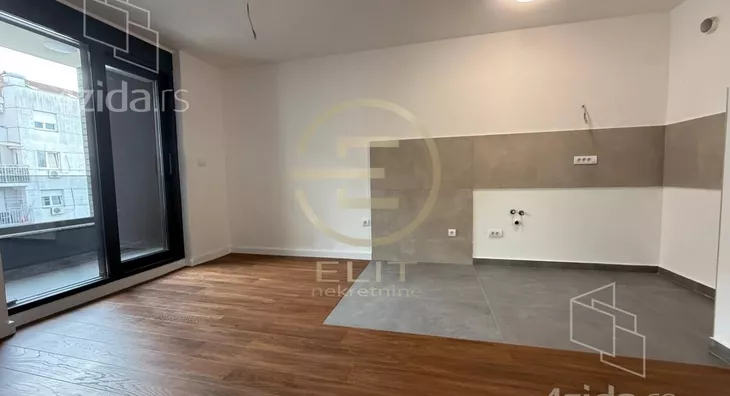 Šestosoban stan | 4zida