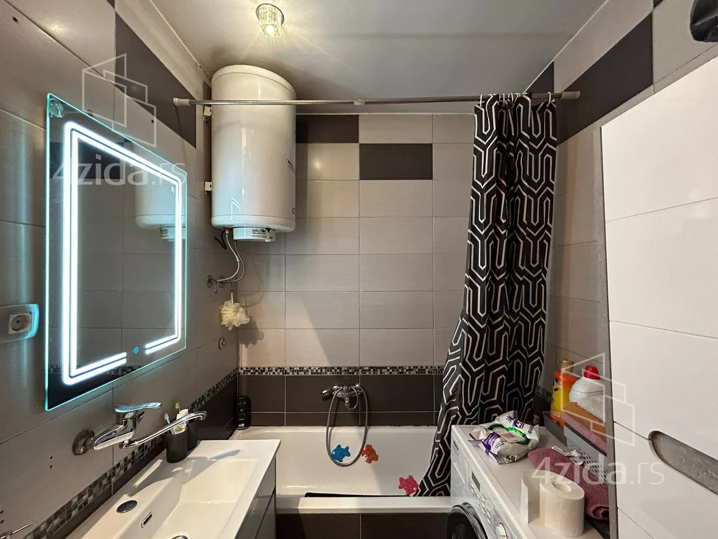 Četvoroiposoban stan | 4zida