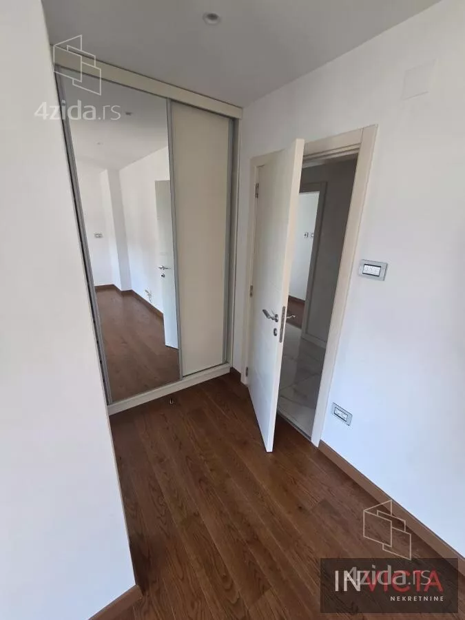 Šestosoban stan | 4zida