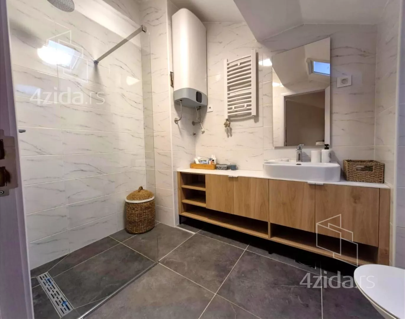 Četvoroiposoban stan | 4zida