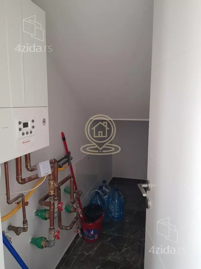 Poslovna zgrada | 4zida