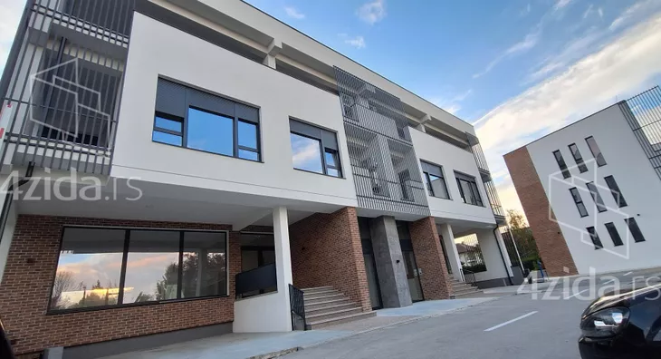 Poslovna zgrada | 4zida