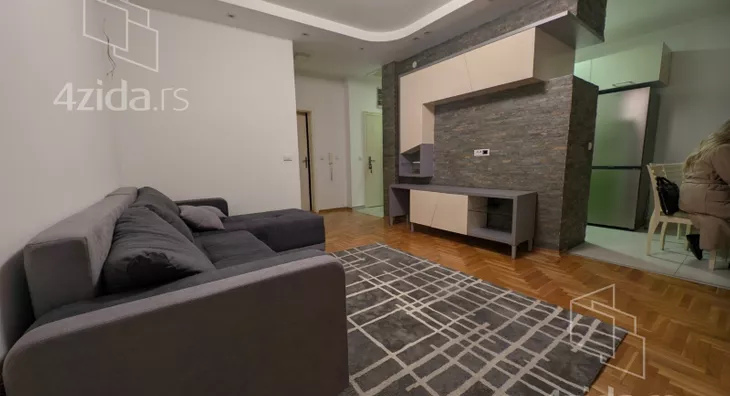 Šestosoban stan | 4zida