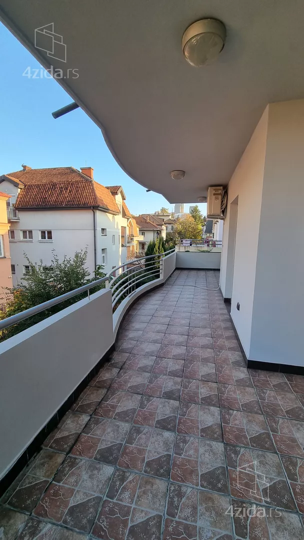 Šestoiposoban stan | 4zida