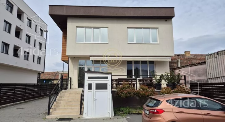 Poslovna zgrada | 4zida