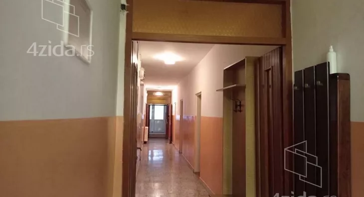 Poslovna zgrada | 4zida