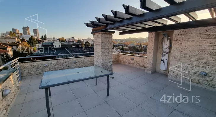 Šestoiposoban stan | 4zida