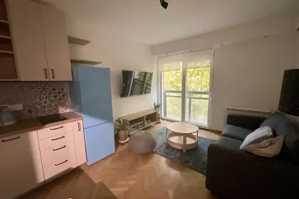 Dvadesetsedmog Marta bb | 4zida.rs