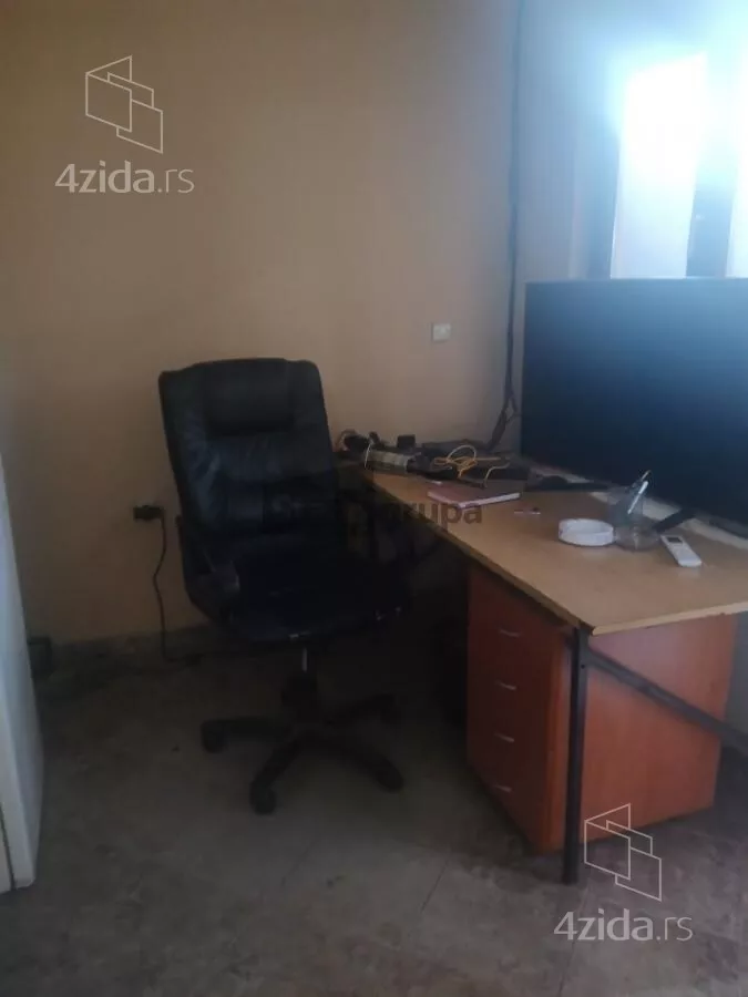 Poslovna zgrada | 4zida