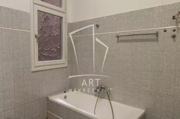 Šestoiposoban stan | 4zida