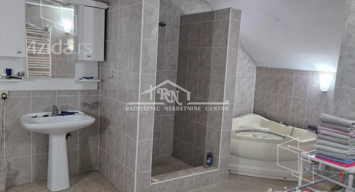 Petoiposoban stan | 4zida