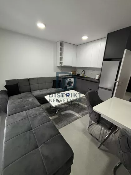 Crveni Pevac | 4zida.rs