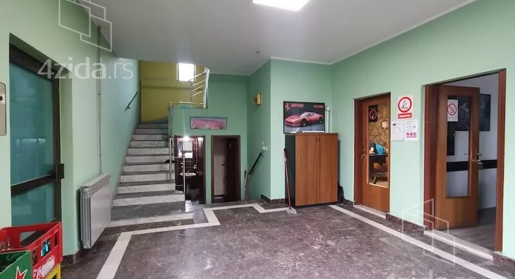 Poslovna zgrada | 4zida