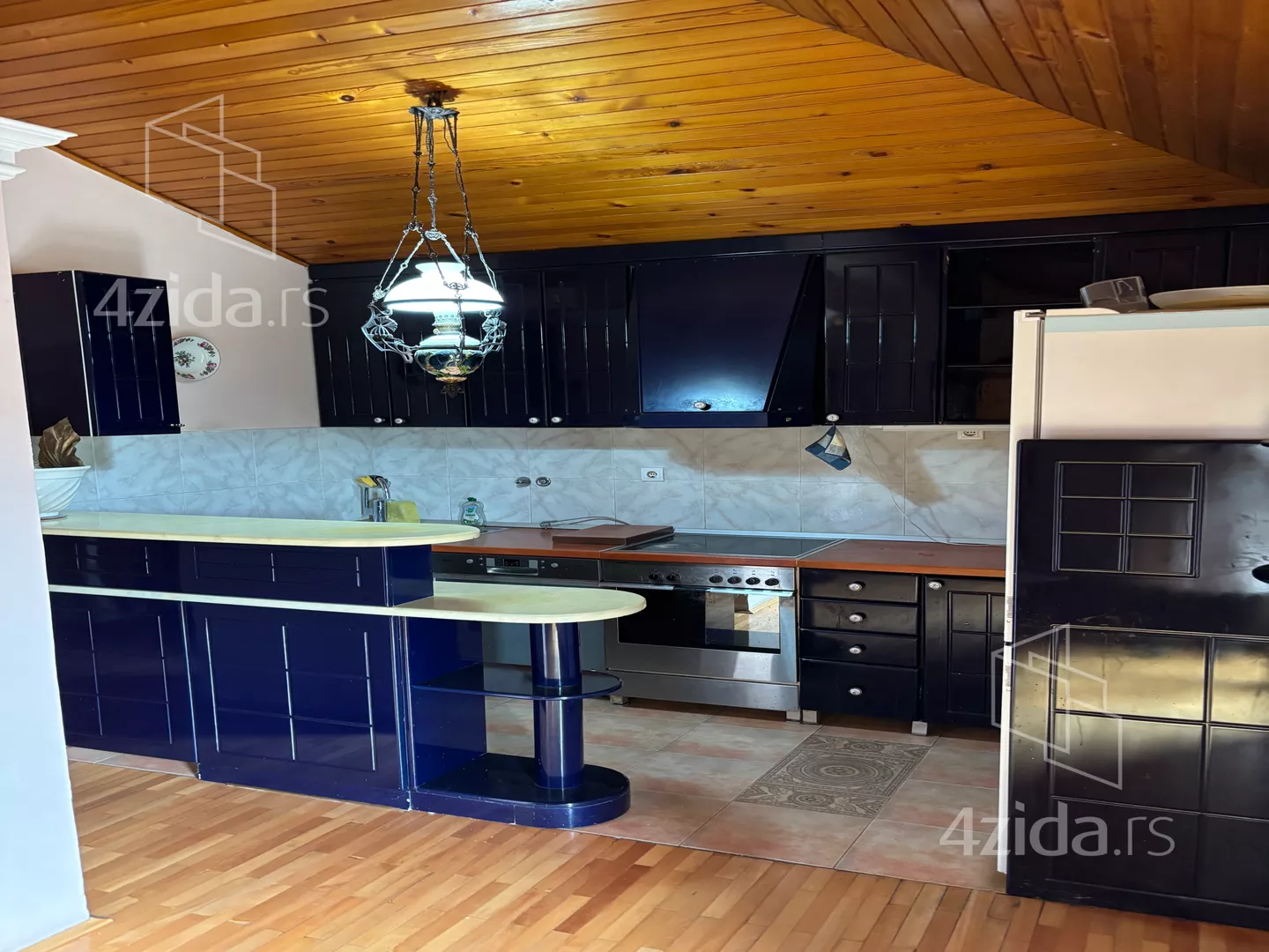 Poslovna zgrada | 4zida