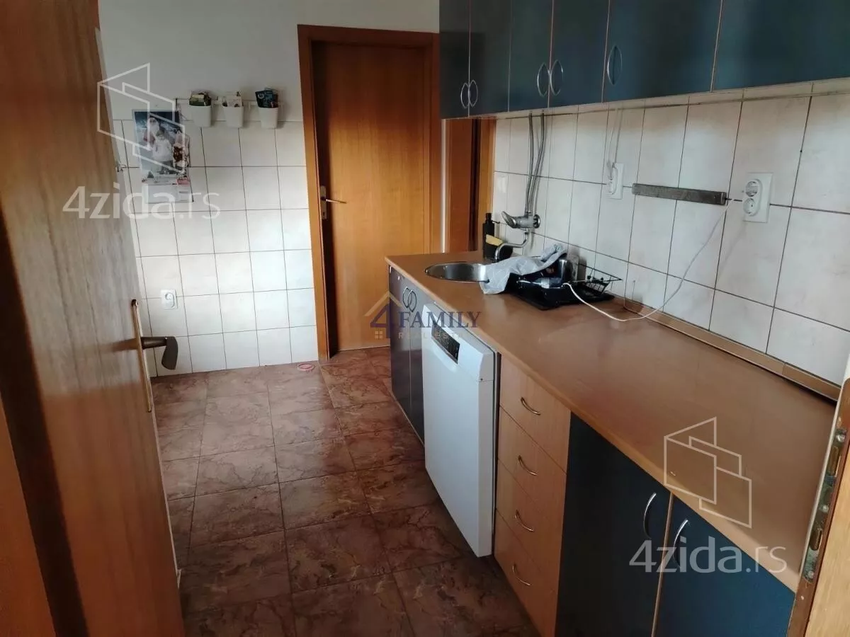 Šestosoban stan | 4zida