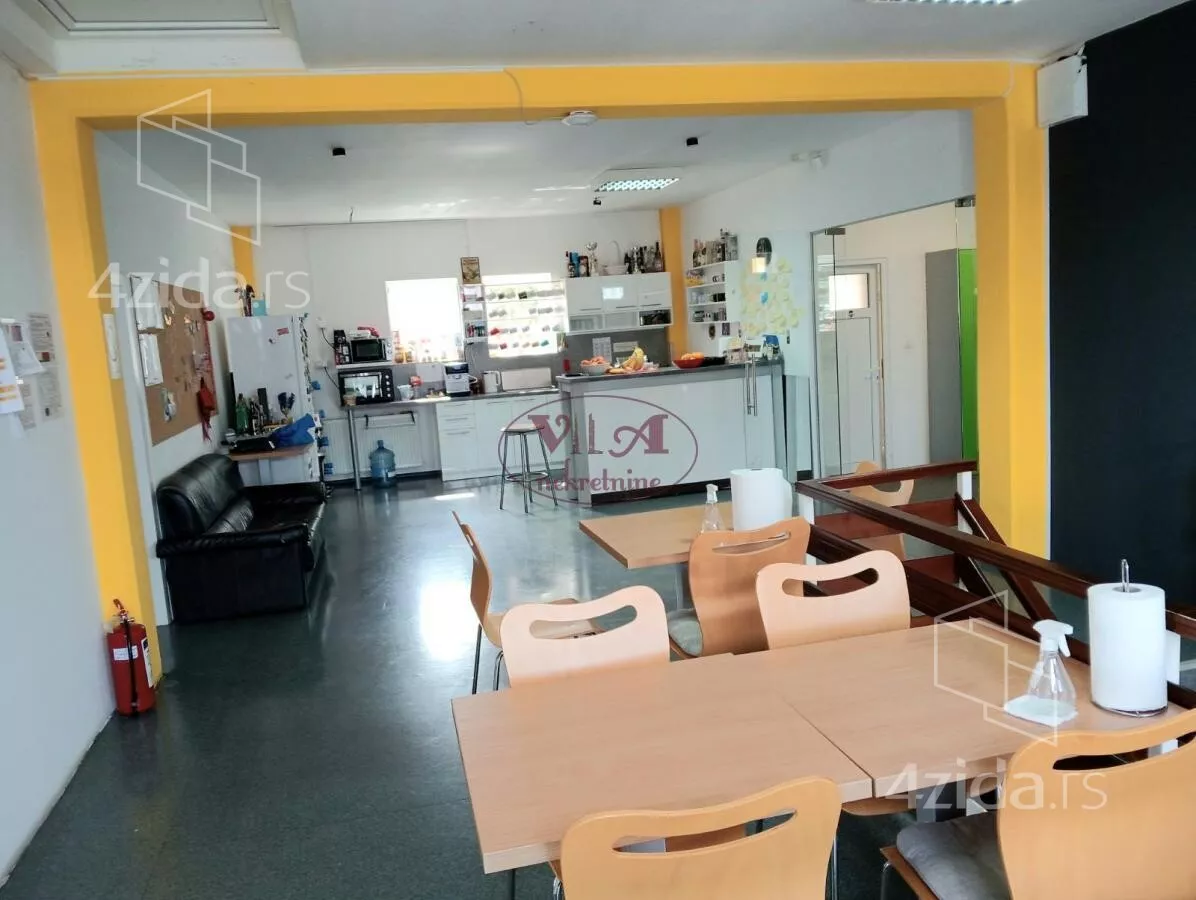 Poslovna zgrada | 4zida