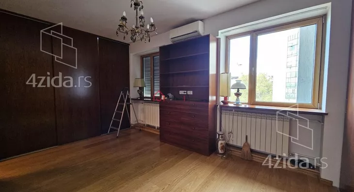 Sedmosoban stan | 4zida