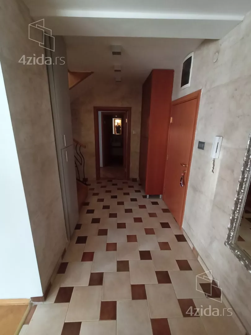 Četvoroiposoban stan | 4zida