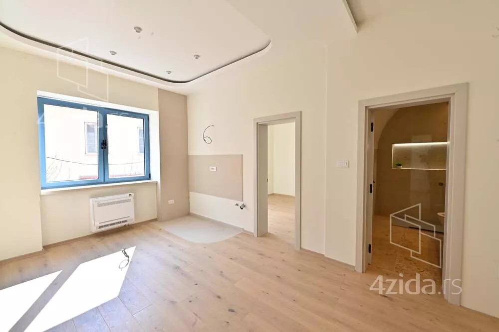 Poslovna zgrada | 4zida