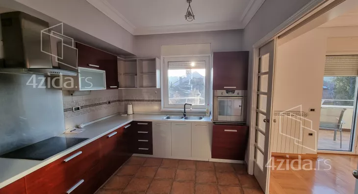 Šestoiposoban stan | 4zida