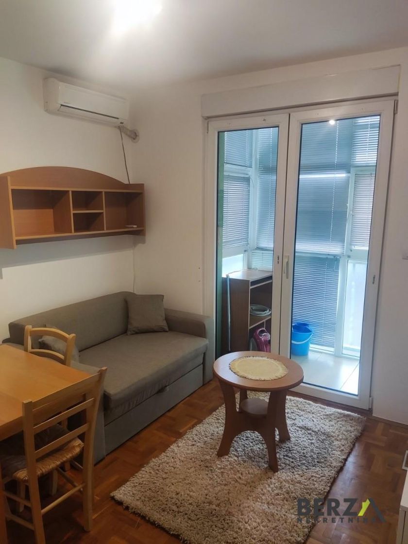 Dvoiposoban stan, Novi Sad