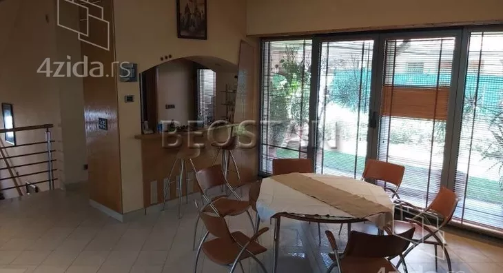 Šestoiposoban stan | 4zida