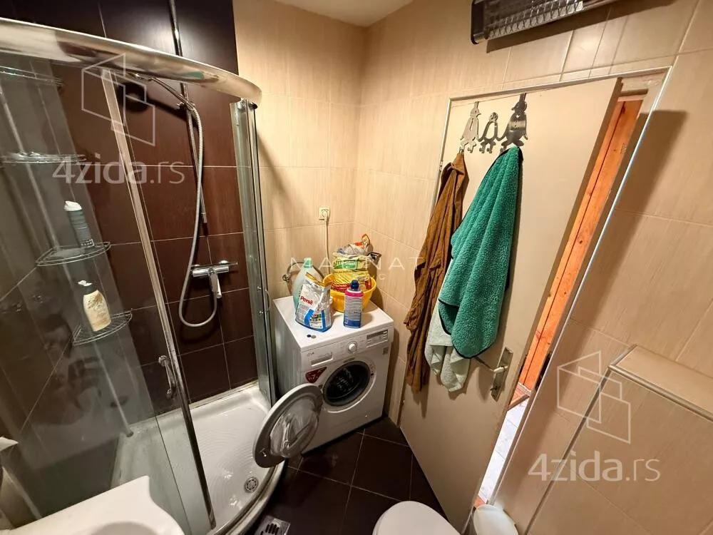 Šestoiposoban stan | 4zida