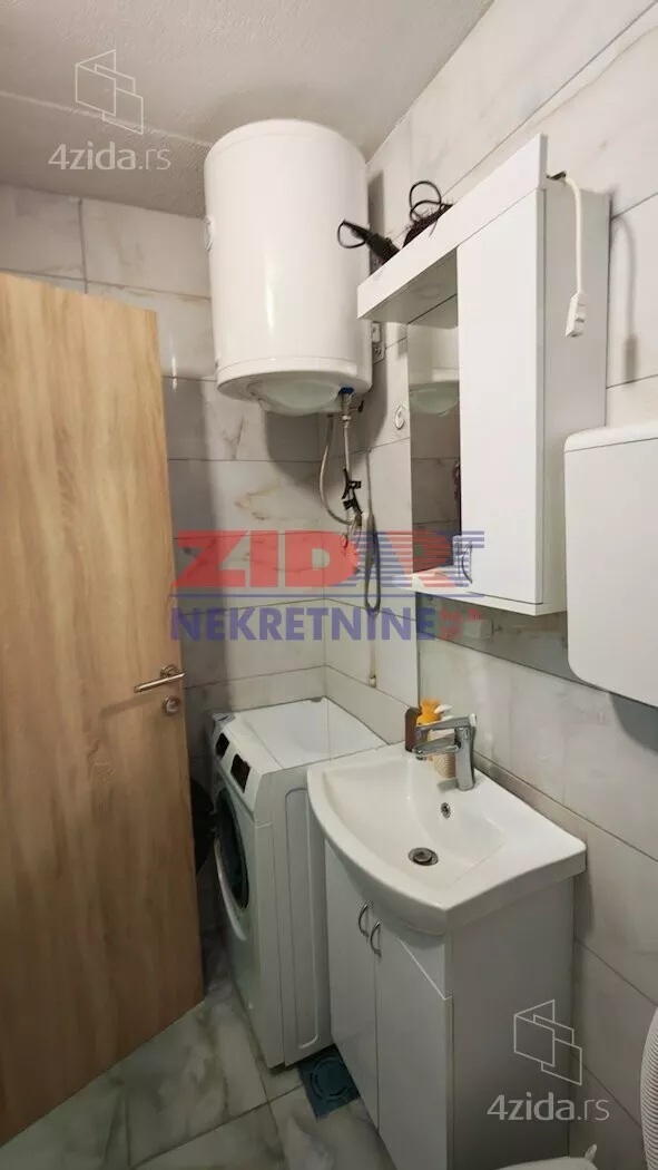Četvoroiposoban stan | 4zida
