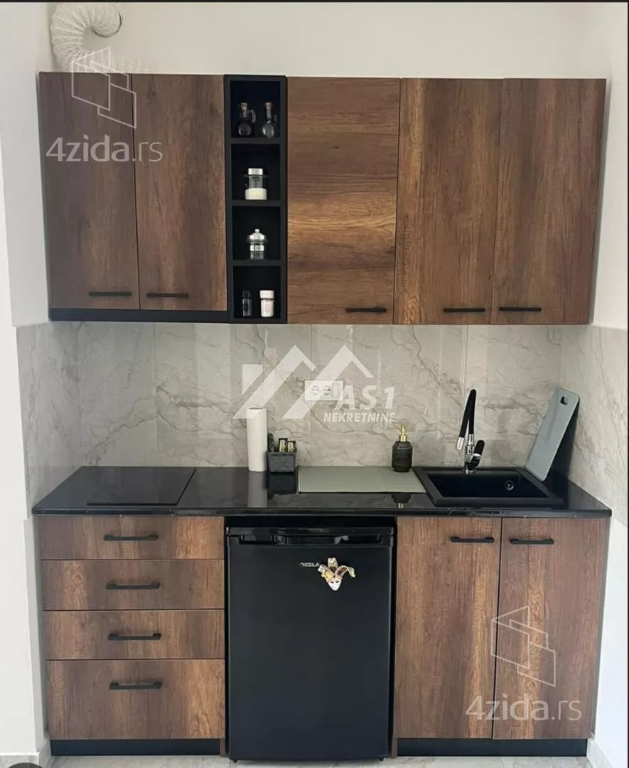 Poslovna zgrada | 4zida