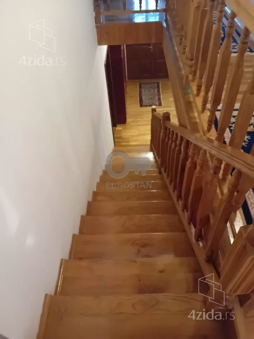 Šestoiposoban stan | 4zida