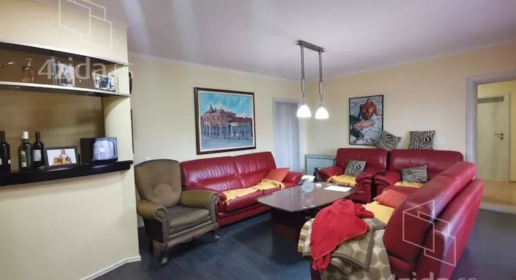 Poslovna zgrada | 4zida