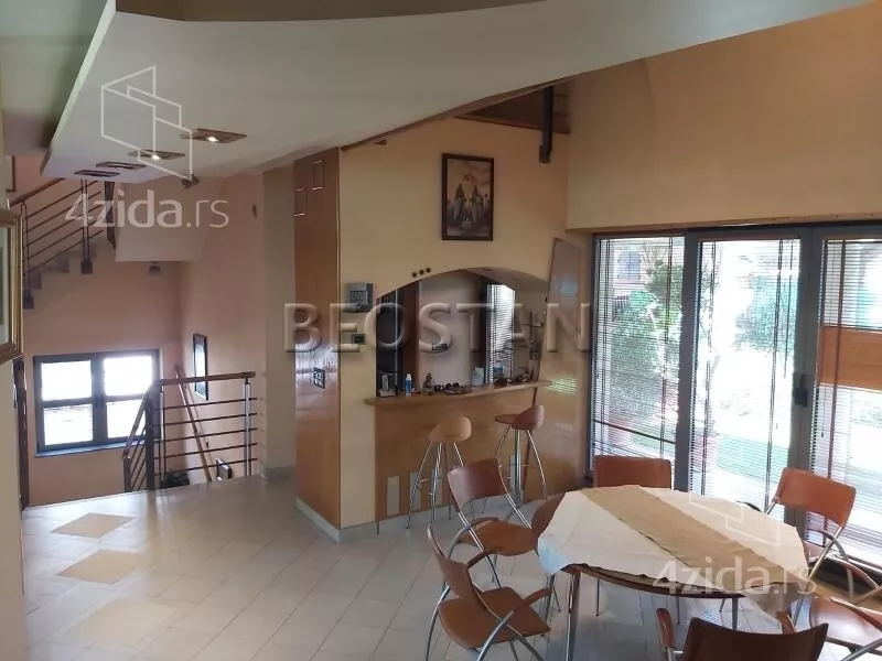 Šestoiposoban stan | 4zida