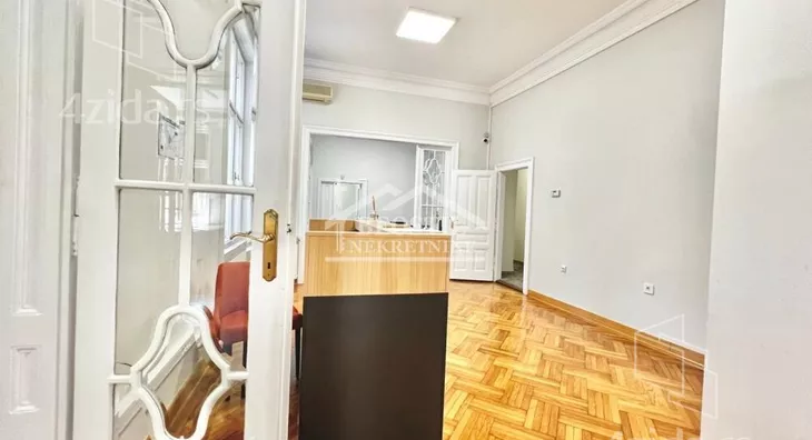 Šestoiposoban stan | 4zida