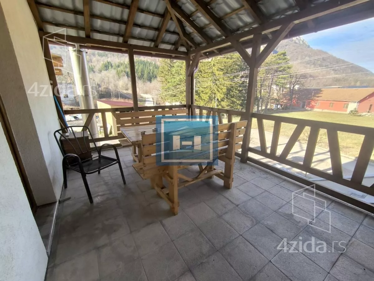 Poslovna zgrada | 4zida