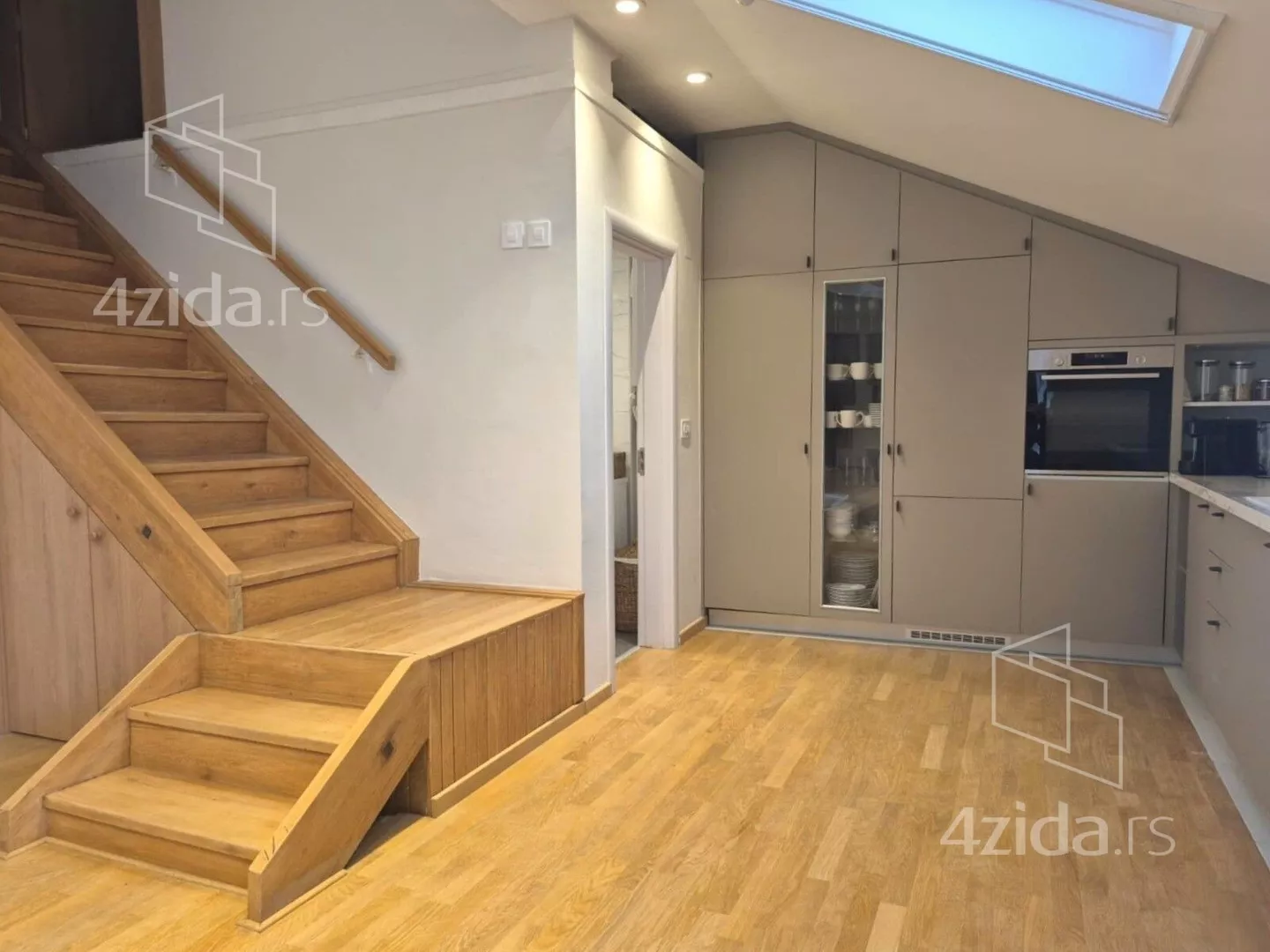 Četvoroiposoban stan | 4zida