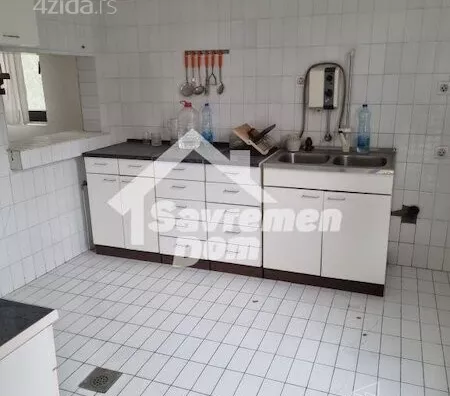 Poslovna zgrada | 4zida