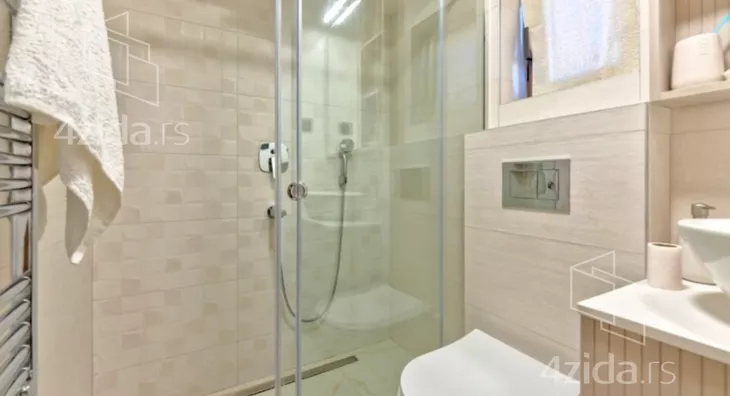 Šestosoban stan | 4zida