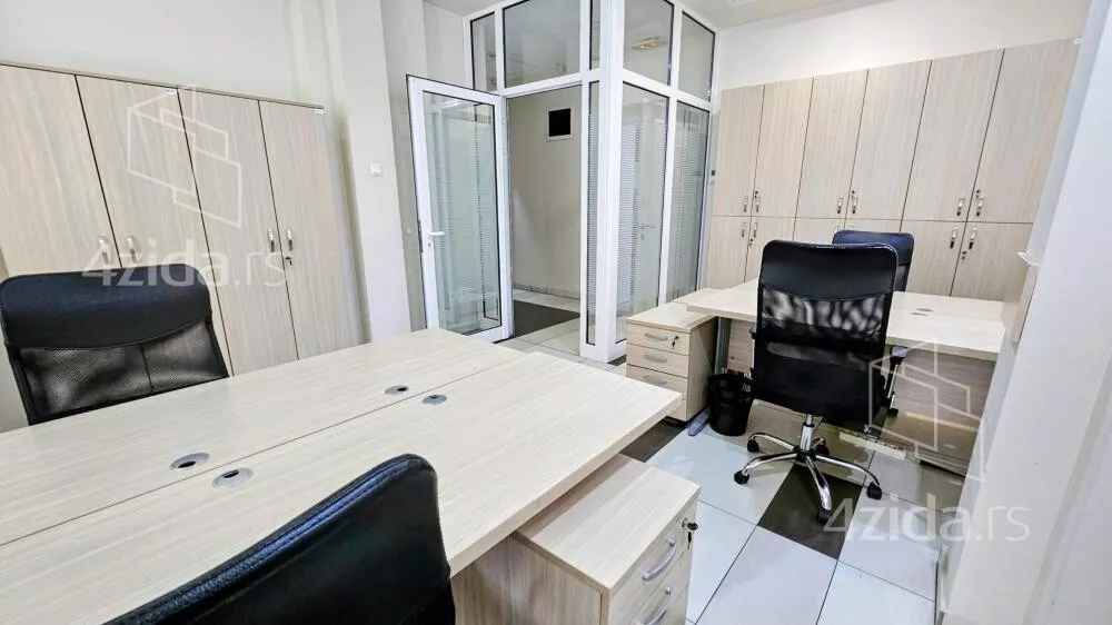 Poslovna zgrada | 4zida