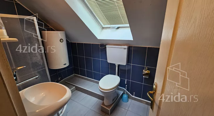 Poslovna zgrada | 4zida