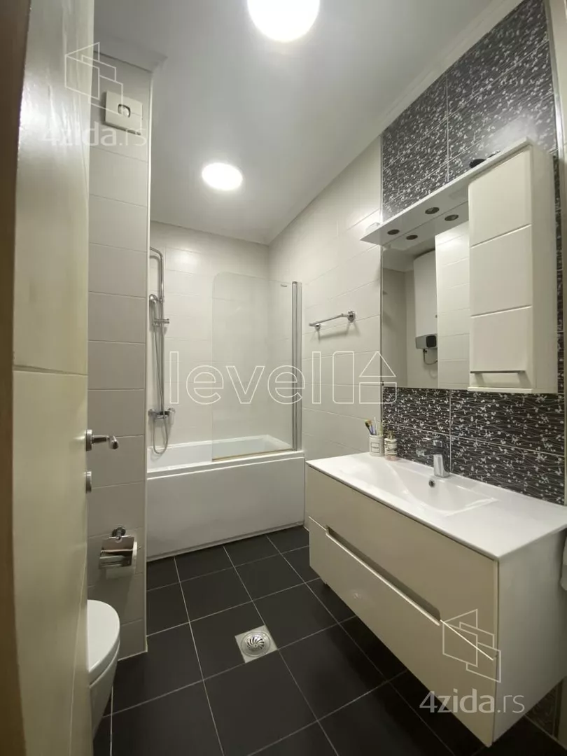 Šestosoban stan | 4zida